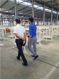 國外客戶參觀即將落成的全自動(dòng)無塵新車間